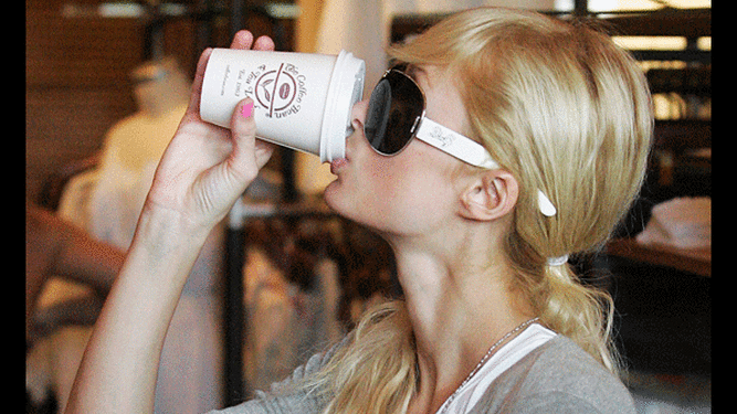 Paris Hilton bebiendo café uno de los alimentos que potencian la ansiedad.