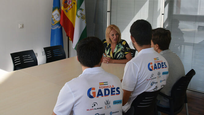 Carmen Toledo, con los estudiantes de San Fernando que forman parte del proyecto Fórmula Gades.