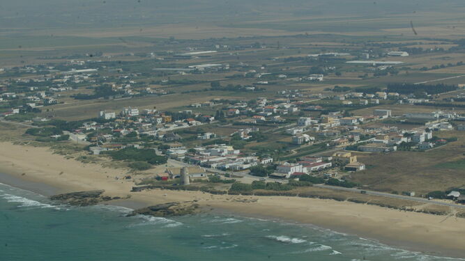 Vistas de la playa de El Plamar con viviendas al fondo.