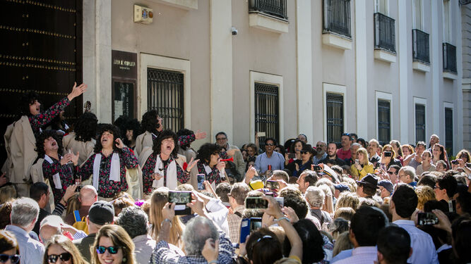 Actuación de 'Los Quemasangre' en el centro de Cádiz en una imagen de archivo.