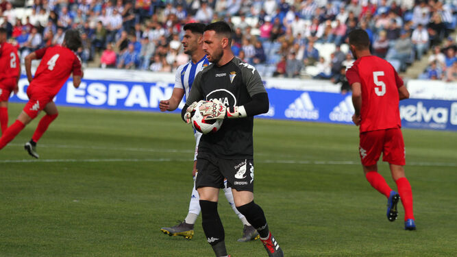 Rubén Gálvez, con el balón en las manos durante el encuentro de la pasada temporada en el que el San Fernando visitó el Nuevo Colombino.
