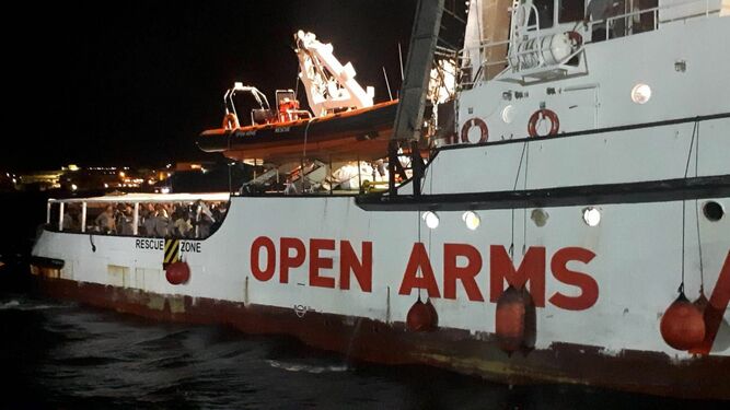 El Open Arms, aún con los migrantes en su interior, a su llegada a Lampedusa.