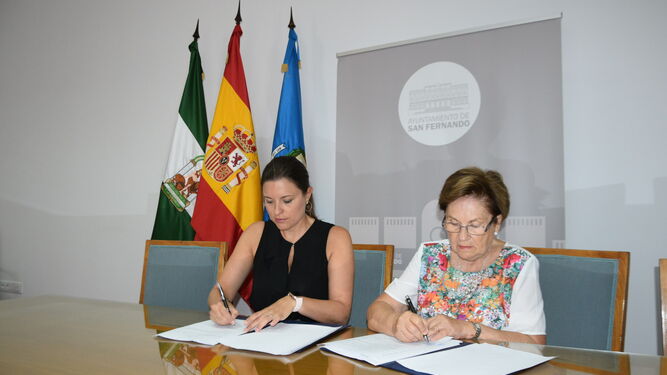Patricia Cavada firmando el convenio de apoyo con la presidenta de 'El Pan Nuestro'.