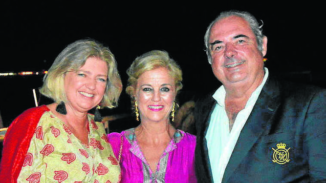 El presidente del Club de Vistahermosa José Manuel Domecq Bohórquez con Patricia Lastra y Reyes Cavero.