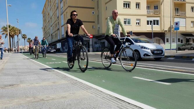 El alcalde, por el carril bici en el Paseo Marítimo