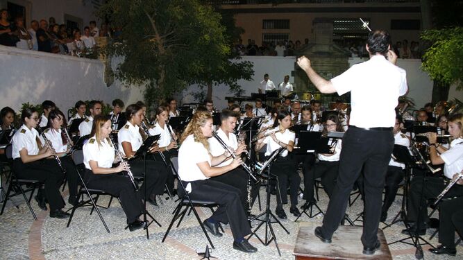 La banda de música Maestro Dueñas, durante su concierto en la plaza de Colón.