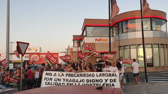 Momento de la protesta de los trabajadores de Buger King en Chiclana.