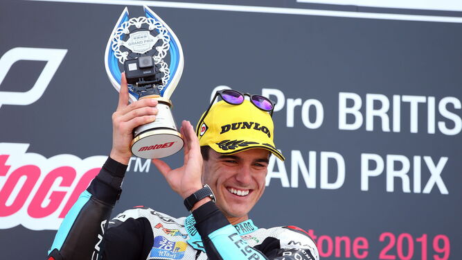 Marcos Ramírez levanta el trofeo tras ganar la carrera de Moto3 en Silverstone.