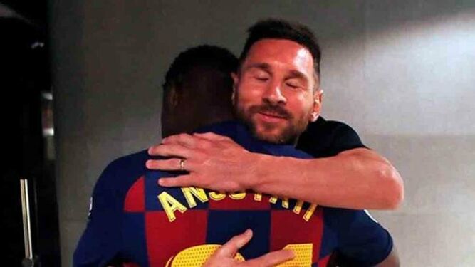 Ansu Fati es abrazado por Messi