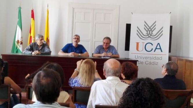De izquierda a derecha: Juan Carlos Salerno, presidente de la Sociedad, Francisco Piniella y David Almorza.