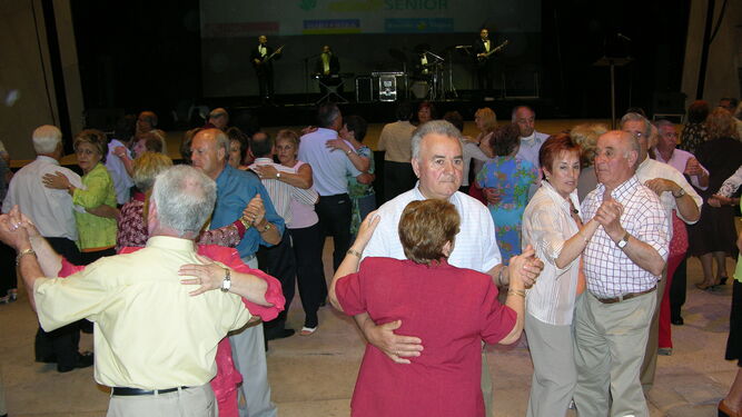Un grupo de personas mayores bailando animadamente