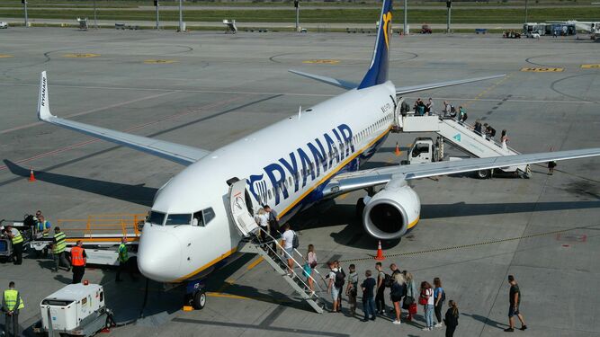 Un avión de Ryanair en pista.