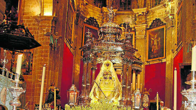La Virgen de los Milagros, Patrona de El Puerto, en su templo.
