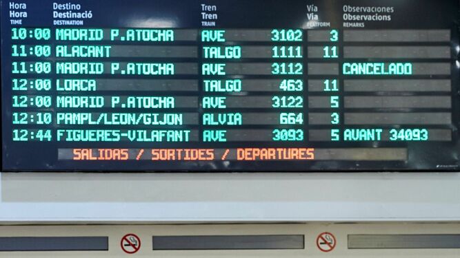 Pasajeros en la estación de Sants de Barcelona.