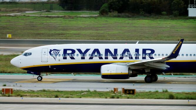Un avión de Ryanair, en el aeropuerto de Málaga