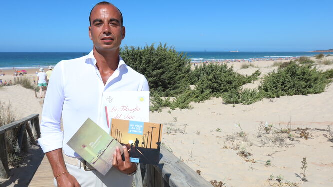 Pelayo Arango con sus tres publicaciones.