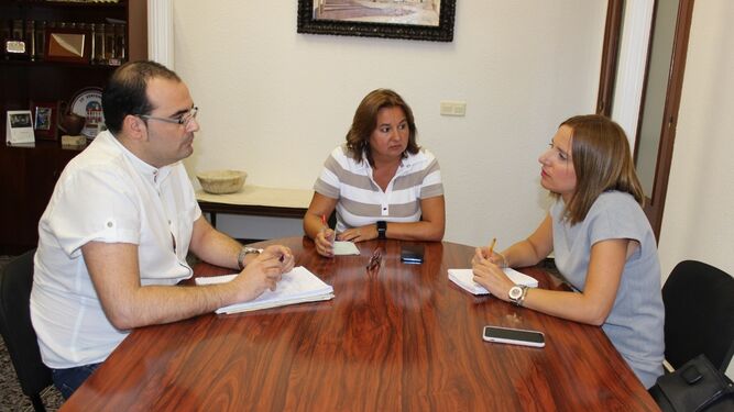 El alcalde Hugo Palomares y la diputada Ana Carrera, durante la reunión.