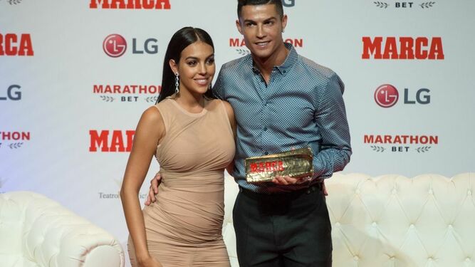 Cristiano y Georgina (con una sospechosa tripita), recogiendo un premio otorgado al futbolista.