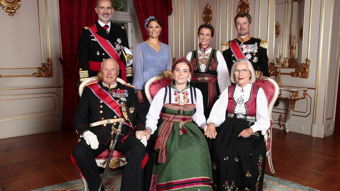 El Rey Felipe VI (primero, fila superior izquierda), con Ingrid Alexandra (centro) y el resto de padrinos.