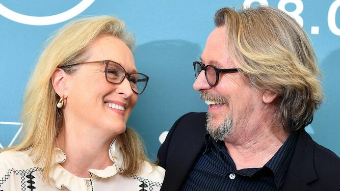 Meryl Streep y Gary Oldman, dos de los protagonistas de la nueva película de Soderbergh, en la Mostra de Venecia.