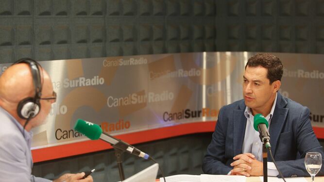 El presidente de la Junta, Juanma Moreno, durante la entrevista en Canal Sur de este lunes.