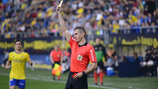 Javier Iglesias Villanueva muestra cartulina amarilla en el partido Cádiz-Albacete de la pasada temporada.