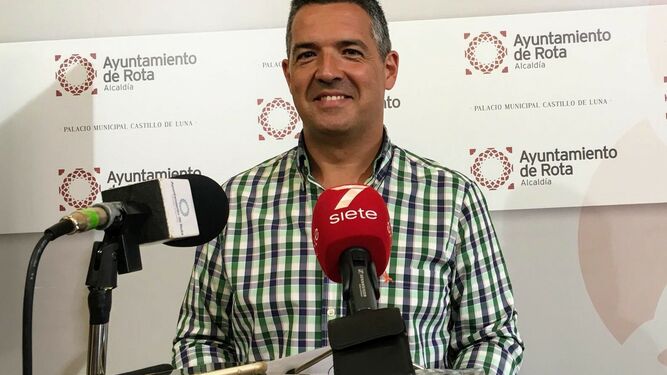 El alcalde de Rota, Javier Ruiz, en rueda de prensa.
