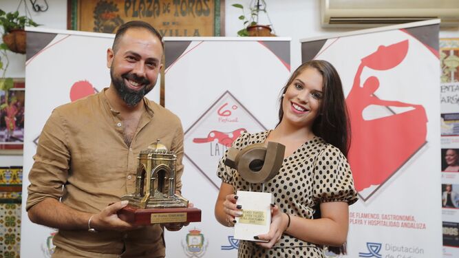 Nono Gero y Paula Sierra, con los premios de la VI edición de La Isla Ciudad Flamenca.