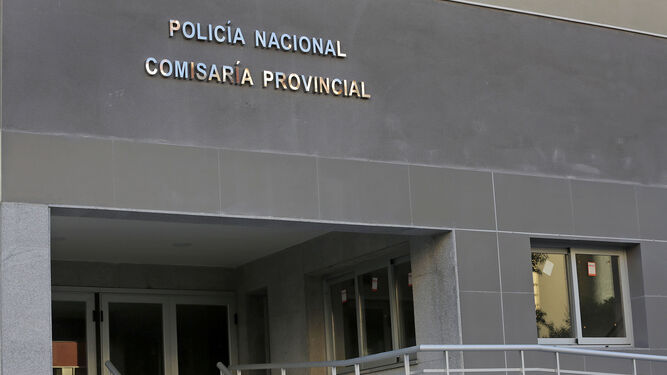 Entrada de la Comisaría Provincial de la Policía Nacional en Cádiz.