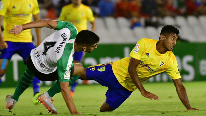 Choco Lozano y el racinguista Olaortua caen a la vez durante el partido disputado en El Sardinero.