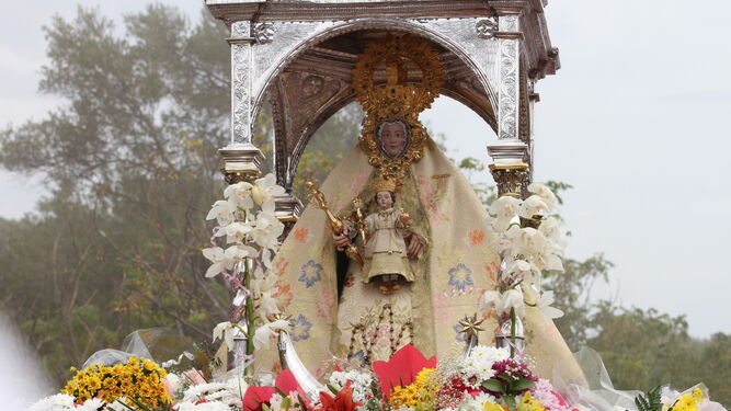 Salida procesional de la Virgen de los Santos en Alcal&aacute;