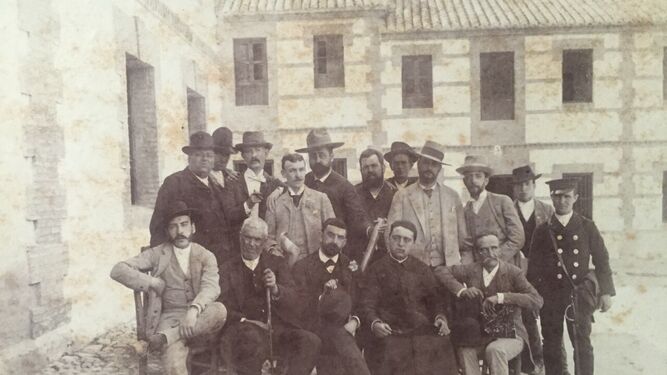 La comisión del Casino Gaditano, con Rafael de la Viesca a la cabeza, con las fuerzas vivas de Albuñuelas en 1888.
