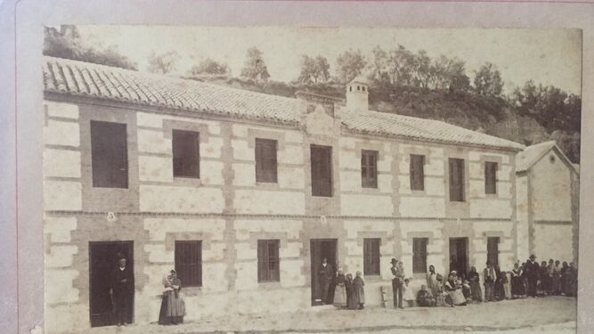 Otra vista de las casas levantadas en Albuñuelas por el Casino Gaditano en 1888.