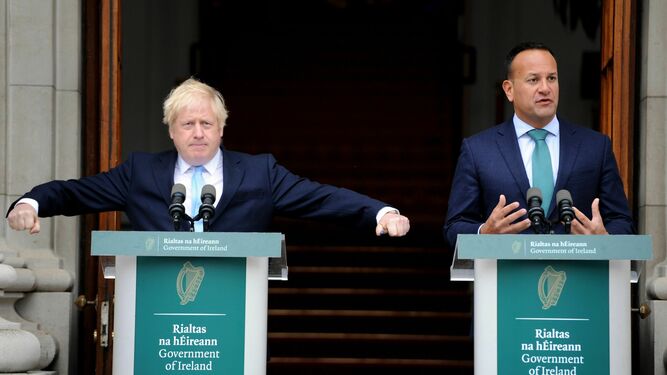 El primer ministro británco, Boris Johnson, y su homólogo irlandés, Leo Varadkar, en rueda de prensa conjunta ayer en Dublín.