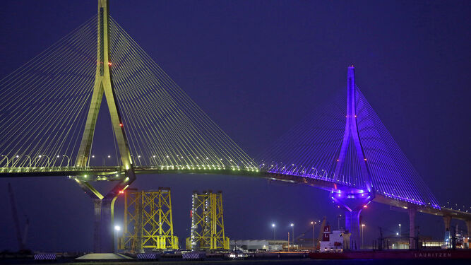 Espectacular estampa del segundo puente con los colores amarillo y azul este martes.