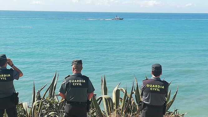 Agentes de la Guardia Civil rastreando el mar ayer en los Caños de Meca.