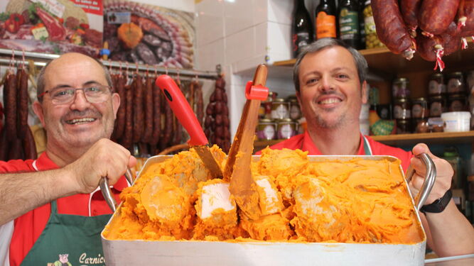 Paco Melero y Daniel Varo, mostrando este miércoles una bandeja de lomo en manteca en su carnicería de Vejer