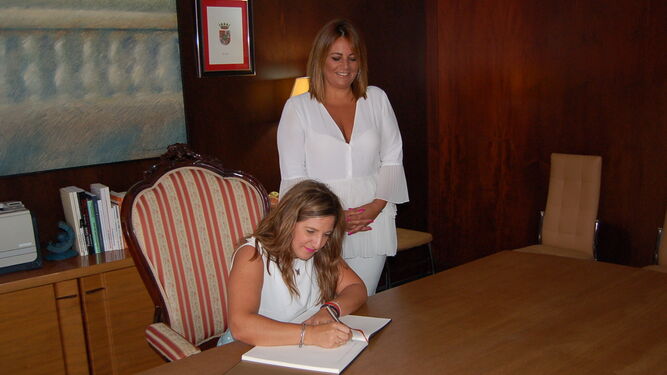 Iree García firma en el Libro de Honor del Ayuntamiento de Puerto Real