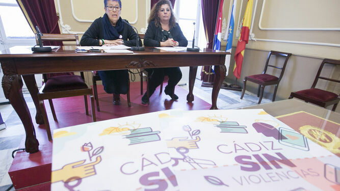 La ex directora de la Unidad de Trabajadores Sociales del Ayuntamiento, Pilar Tubío, a la derecha de la imagen.