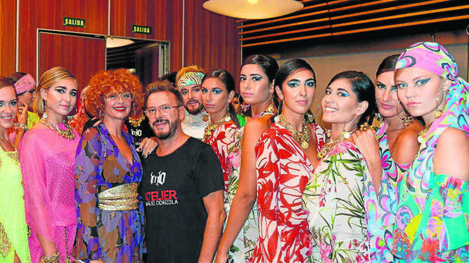 El diseñador Manuel Odrionzola y la actriz Esther Arroyo junto a un grupo de modelos, durante el desfile de modelos, en el Parador Hotel Atlántico.