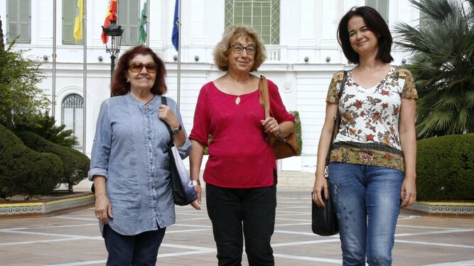 De Izda. a Dcha.: Lola Barberán, Elena Delgado e Isabel Calvo en la plaza Isaac Peral, durante la entrevista.