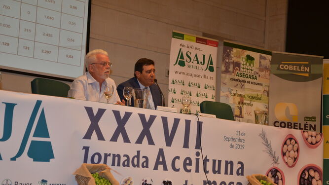 El secretario general de la Consejería de Agricultura, Vicente Pérez, con el presidente de Asaja Sevilla, Ricardo Serra, en las jornadas de Huévar.
