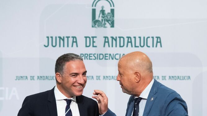 El consejeros de Presidencia y portavoz, Elías Bendod, junto al consejero de Educación, Javier  Imbroda.