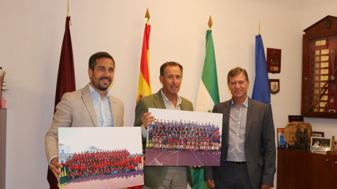 El alcalde, el edil de Deportes y Agustín Leal en el acto de reconocimiento.