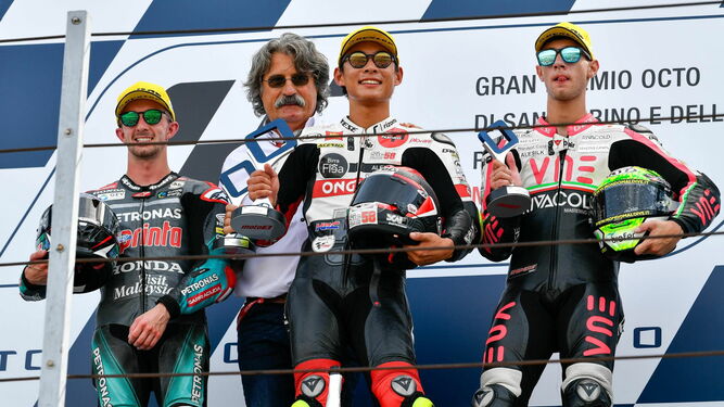 McPhee, Suzuki y Arbolino, en el podio de Moto3 junto al padre de Simoncelli