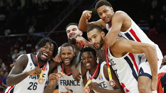 Parte de la selección francesa celebrando el bronce conseguido ante Australia