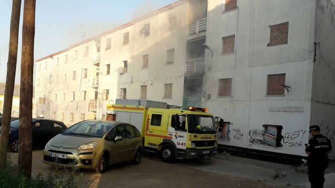El incendio se declaró en el interior del edificio con fachada a la calle Doctor Pasteur.
