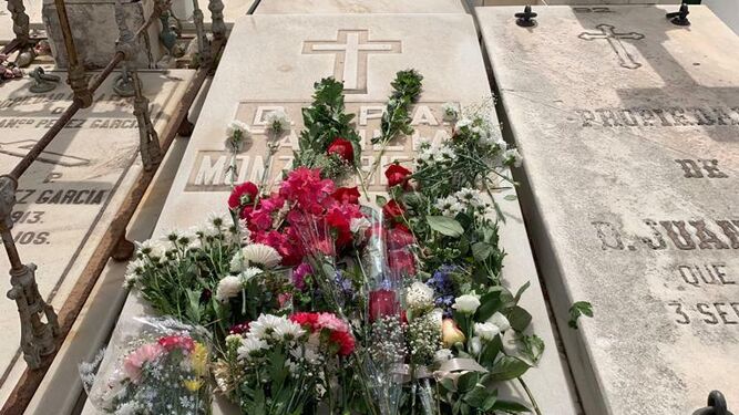 Flores depositadas en la tumba de Luis Berenguer.