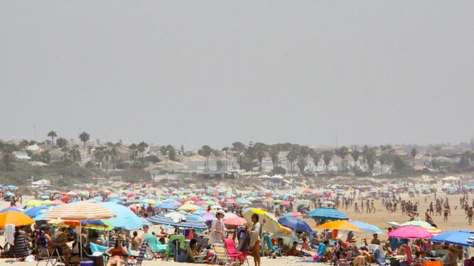 Imagen de la playa de La Barrosa repleta de bañistas durante este verano.