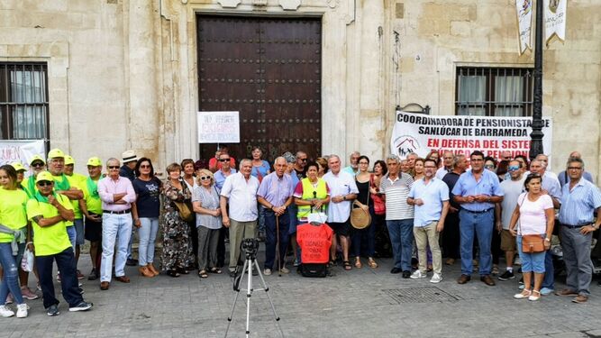 Los pensionistas de Rota que irán a pie hasta Madrid asistieron el pasado sábado a la concentración de Sanlúcar.